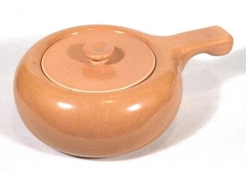 VINTAGE RUSSEL WRIGHT AMERICAN MODERN COVERED CASSEROLE IN CORAL GLAZE, 1939 - 59