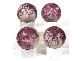 VINTAGE SET OF FOUR MARBLED CANDLEPIN BALLS IN CARRYING BAG, CIRCA 1950s