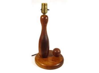 VINTAGE FOLK ART LAMINATED WOOD LAMP IN THE FORM OF A BOWLING PIN AND BALL, CIRCA 1950s