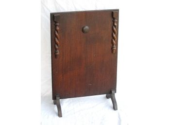 VINTAGE OAK FIRE SCREEN IN THE ARTS & CRAFTS/MISSION TASTE, CIRCA 1920s