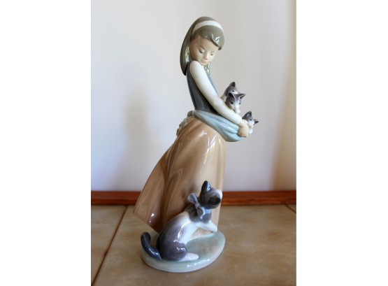 Lladro 'Following Her Cats'