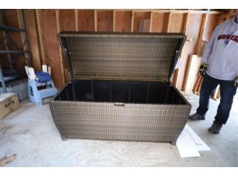 FRONTGATE - All-weather Wicker Storage Chest