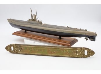 Model Ship On Wood Base And Captain Quarters Brass Sign-SHIPPABLE