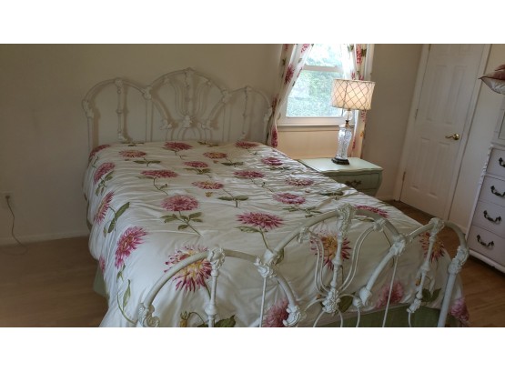 White Iron Romantic Vintage Bed