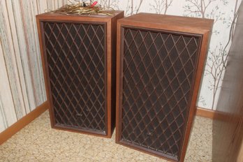 Speakers (2)  Woodgrain  (Vintage Radio Shack Nova 7B 3 Way Walnut Home Stereo Speakers). Untested