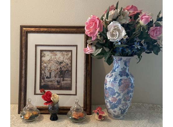 Floral Lot Including Framed Print, Vase With Faux Flowers, Small Welcome Plaque, And Lidded Dishes