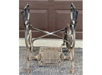 Antique Solid Metal Metal Sewing Machine Base On Casters