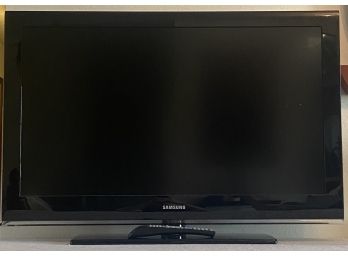 Samsung 40' TV On Base With Power Cable & Remote
