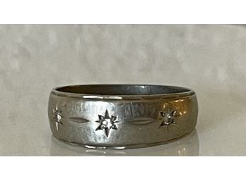 Antique 10k White Gold Band With (3) Small Diamonds Etched Star Pattern Size 8 (4g)