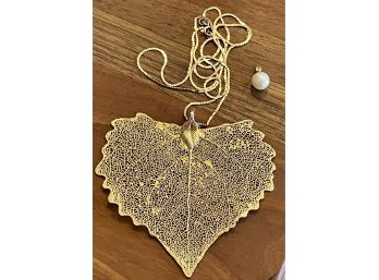14K Yellow Gold Necklace W Gold Tone Leaf Pendant 20' & Weighs 1.8 Grams (without Leaf)  & Pearl Pendant