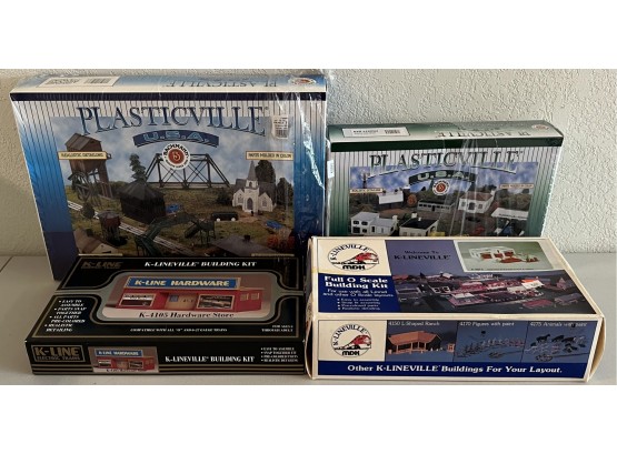 (4) Electric Train Model Building Kits - K-line 4105 And 4072 With Plasticville Frosty Bar, And Airport Hanger