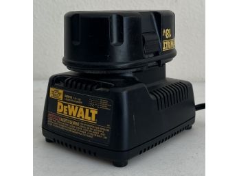 DeWalt DW9099 18v Battery With Charging Station (works)