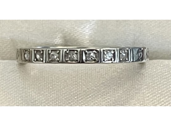 Antique 18K White Gold Band With Seven Small Diamonds & Small Etched Flowers Size 7 Weighs 2.6 Grams
