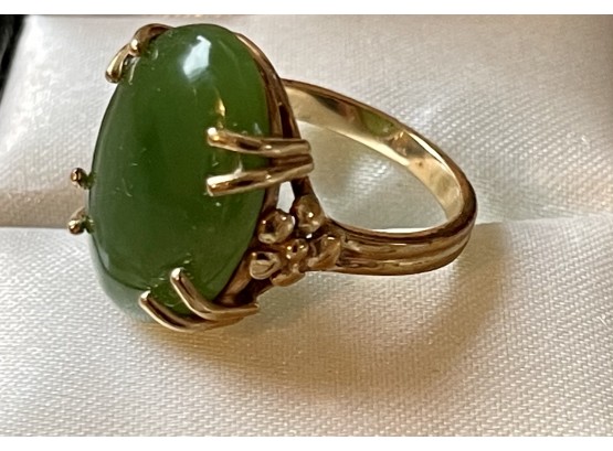 Vintage 10K Gold And Jade Stone Ring Size 7.5 And Weighs 5.5 Grams