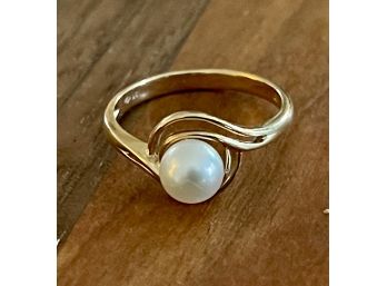 Vintage 14K Gold And Simulated Pearl Ring Size 6.75 And Weighs 2.5 Grams