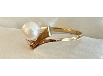Delicate Antique 18K Gold Simulated Pearl & Diamond Ring Size 6.75 Weighs 1.3 Grams