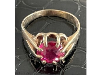 Antique 9k Gold Simulated Flame Fusion Ruby Size 9 Weighs 4.6 Grams