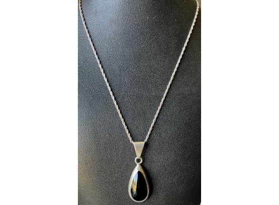 Sterling Silver Mexico T2-17 Onyx Pendant With Sterling Silver Twist Chain Necklace - 17.8 Grams Total