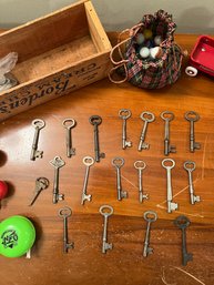 Bag Of Vintage Keys, Marble, Am/fm Radio, Jacks, And Other Misc Items