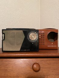 Super Cool Vintage General Electric Radio With Leather Case