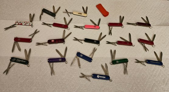 Lot 5-69 18 Small Swiss Army Victorinox Pocket Knives  (top 2-drawer)