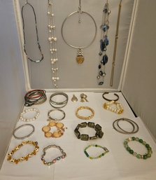Lot 5-144 Bracelets And 5 Necklaces (Top Lateral)