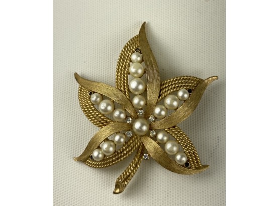 Vintage Trifari Gold Tone Leaf With Pearls Brooch