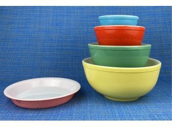 Five Colored Pyrex, Set Of Four Nesting Bowls And One Pink Pie Dish