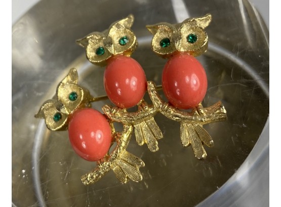 Vintage J.j. Three Owls With Green Eyes And Coral Bellies Brooch