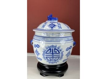 Chinese Blue And White Ceramic Large Jar With Lid On Stand