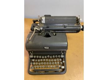 Vtg Royal Typewriter