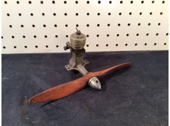 Vintage Model Airplane Engine Movo-D2 With Wooden Propeller Good Condition