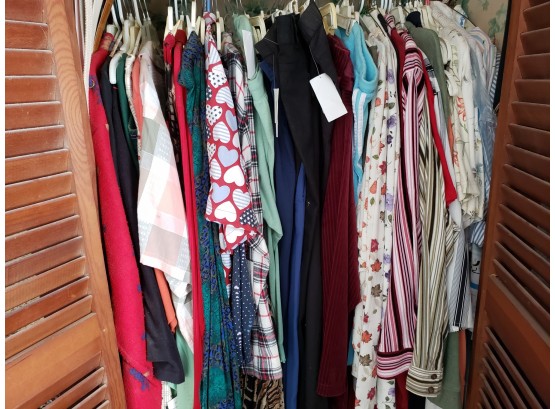CLOSET FULL OF VINTAGE WOMENS CLOTHES