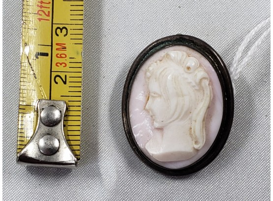 SMALL PINK CAMEO SET IN SILVER