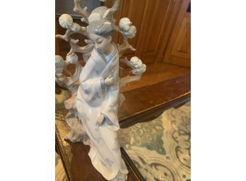 Lladro Japanese Geisha Girl Figurine