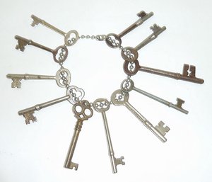 Vintage Skeleton Keys LOT