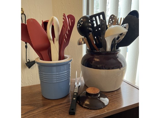 Set Of Two Caddies With Utensils (Living Room)
