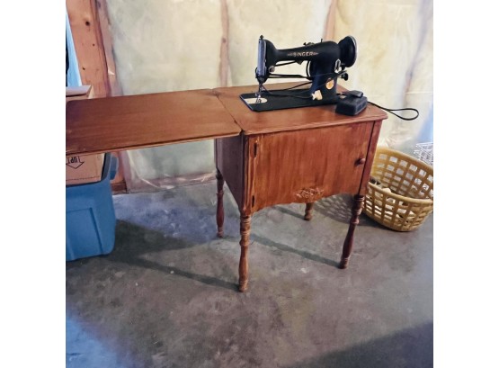 Vintage Singer Sewing Machine In Table With Accessories