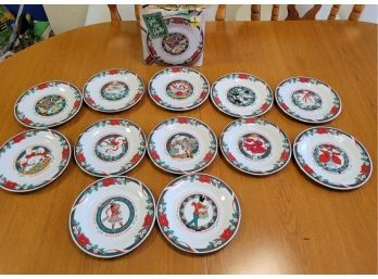 Tienshan Set Of Deck The Halls 12 Days Of Christmas Plates (Kitchen)