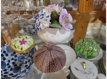 Set Of 4 China Cabinet Items. Sea Urchin, Radnor Flowers, Paperweight, Heart (foyer)