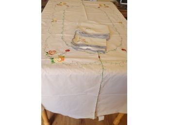 Vintage Embroidered Tablecloth With 16 Napkins Yellow, Orange Red Roses