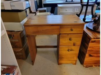 Wooden Desk (den)