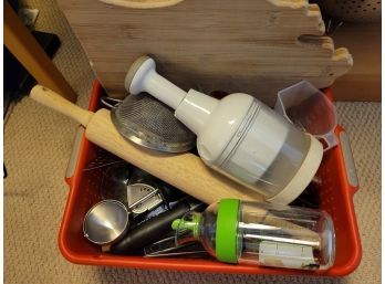 Mixed Lot Of Kitchen Items Small Cutting Board Rolling Pin (den)