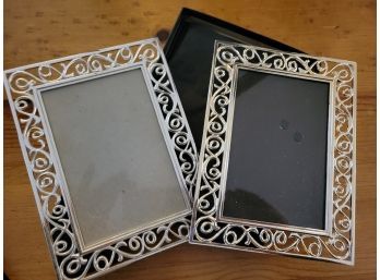 Set Of 2 Silver Picture Frames In Box (den)