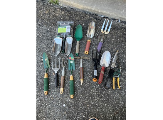 Garden Tool Lot: Trowels, Hand Rakes, Pruners, Etc.