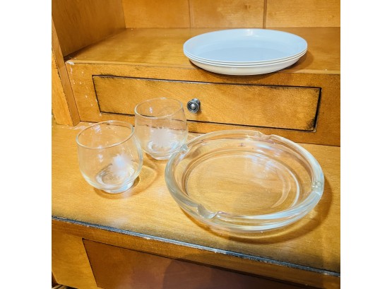 Glass Ash Tray, Two Etched Glasses And Three 1980s Le Menu Plates
