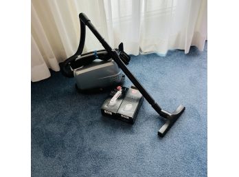Hoover Platinum SH10000 Portable Vacuum With Bags (Dining Room)
