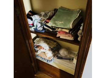 Closet Lot With Towels And Other Items (Hallway)