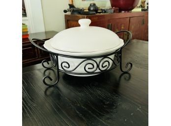 Signature Housewares Stoneware Casserole Dish With Lid With Stand