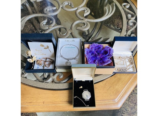 Assorted Jewelry And Findings Lot No. 1 (kitchen)